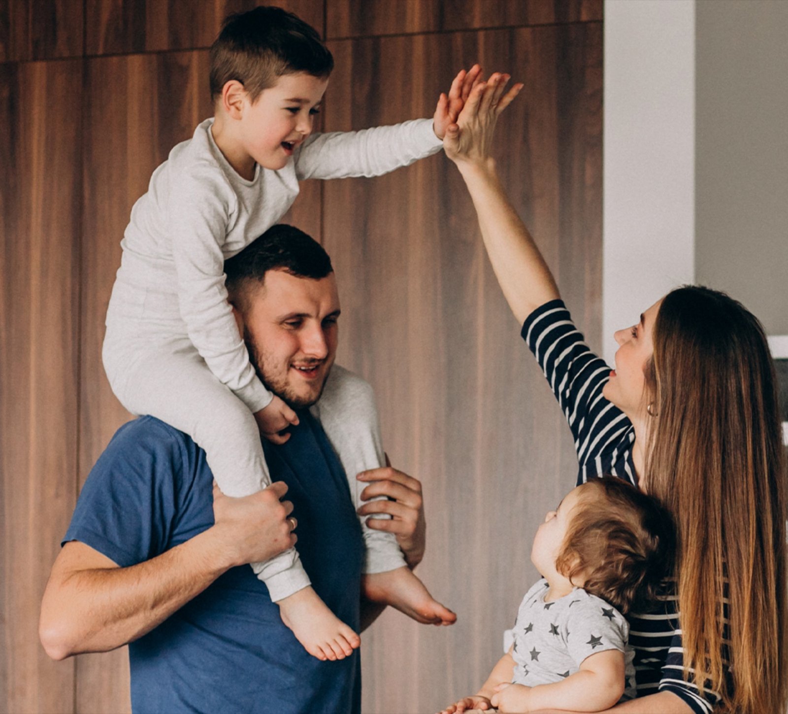 Família reunida em casa